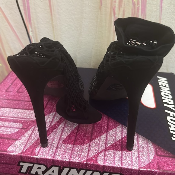 Black FISHNET FASHIONOVA HEELS SIZE 9 NEVER WORN BRAND NEW - Picture 4 of 4